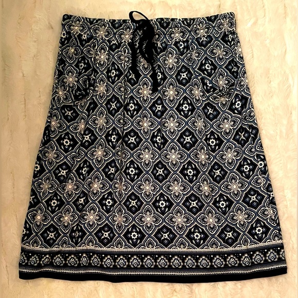 Max Studio pretty navy and white skirt with bow and slouchy pockets. Cute!! - Picture 2 of 7